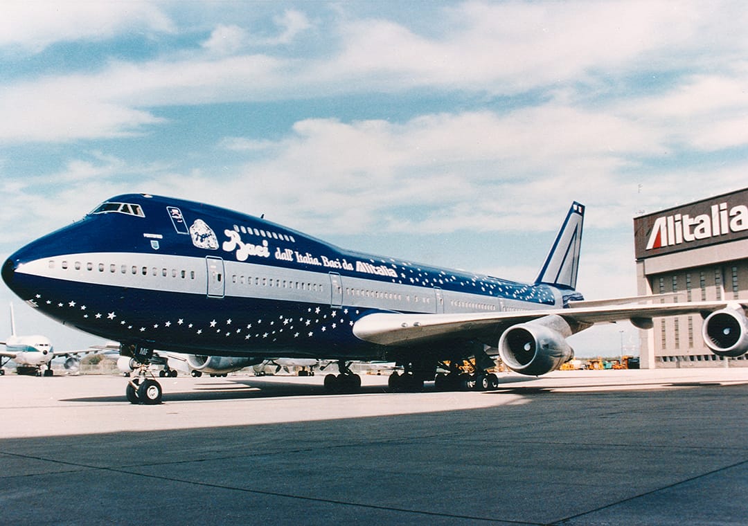 Un aereo baci perugina con la scritta: baci dall’italia, baci da Alitalia