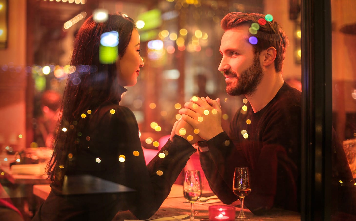 Una coppia seduta al tavolo di un ristorante per festeggiare l'anniversario di matrimonio